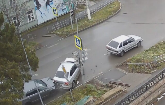 В Челябинской области пьяный водитель устроил ДТП на перекрестке 