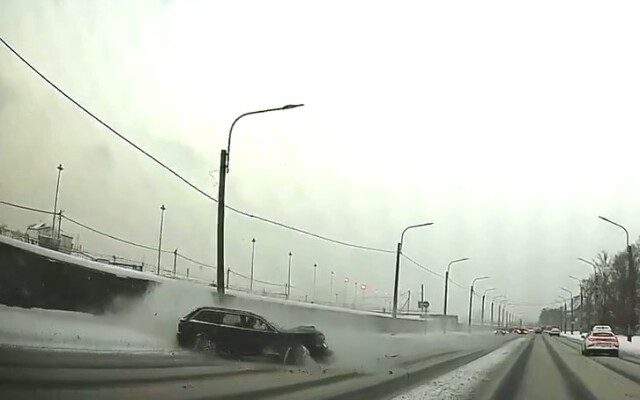 «Не был пристегнут, вылетел через лобовое»: Audi врезался в столб в Петербурге 