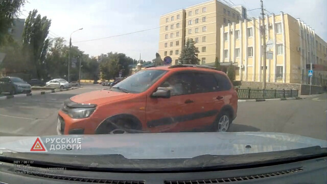 Два автомобиля не поделили перекресток в Воронеже