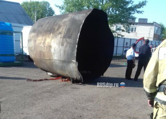 В Татарстане взорвалась цистерна из-под бензина. Погиб сварщик. ВИДЕО 