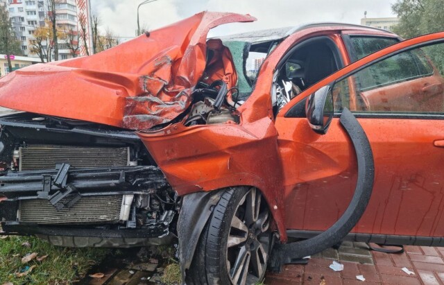 Lada Vesta врезалась в столб в Витебске: погибла пассажирка 