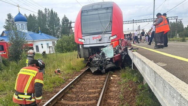 В Ленинградской области поезд смял кроссовер: погибла целая семья 