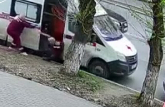 В Кирове скорая помощь покатилась и придавила водителя