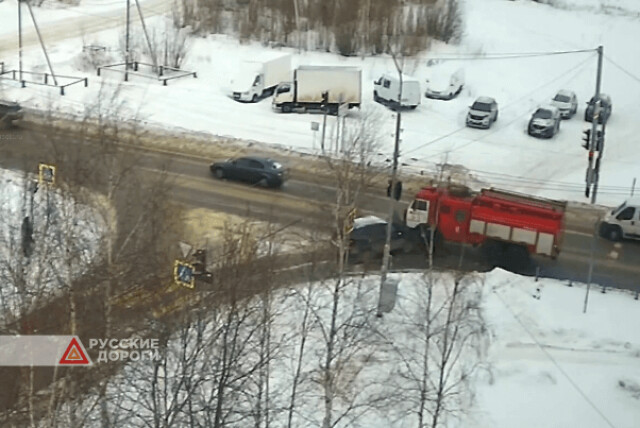 Пожарная машина столкнулась с автомобилем в Нефтеюганске
