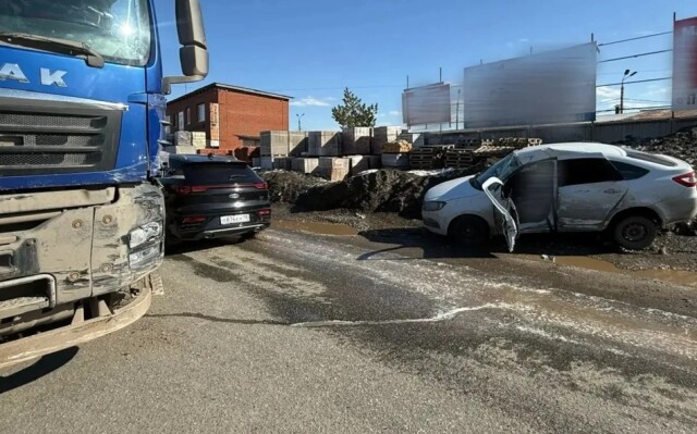 «Выезжал со второстепенной»: Lada Granta и большегруз столкнулись в Ижевске 