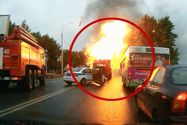 В Тюмени после ДТП взорвался автомобиль. ВИДЕО 