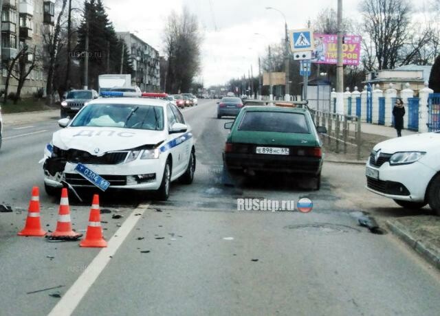 Во время погони за «золотым» Audi в Твери пострадал гражданский автомобиль. ВИДЕО 