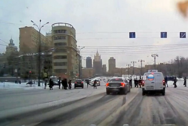 Кроссовер сбил пешехода в Москве
