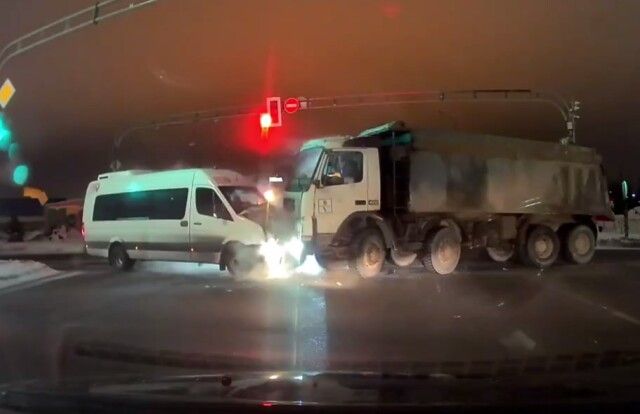 Микроавтобус и грузовой автомобиль столкнулись под Петербургом