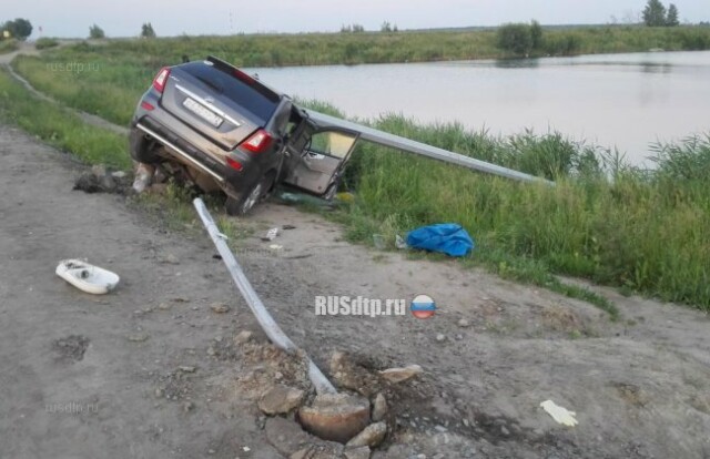 Пьяная компания врезалась в столб в Тюмени 