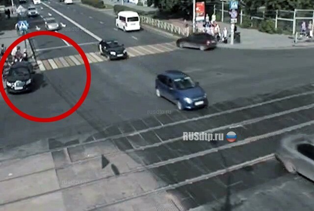 В Перми машина без водителя врезалась в толпу пешеходов. ВИДЕО
