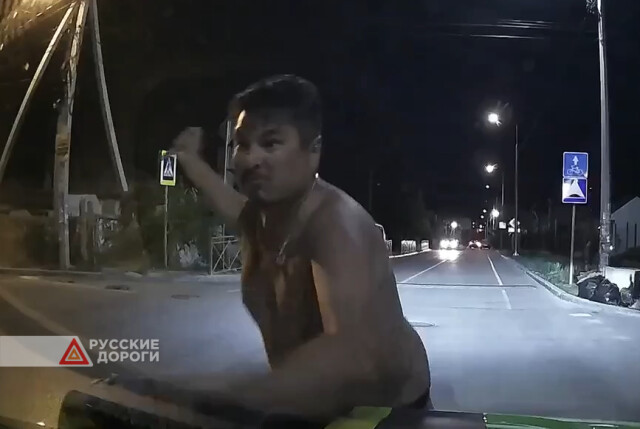 В Севастополе мужчина кидался с ножом на проезжающие автомобили