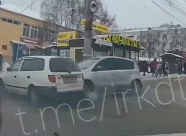 В Иркутске водитель универсала спешил повернуть налево и столкнулся с хетчбэком
