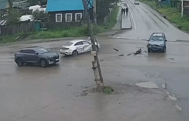 ДТП на перекрестке в Усть-Куте: водитель внедорожника не пропустил легковушку 