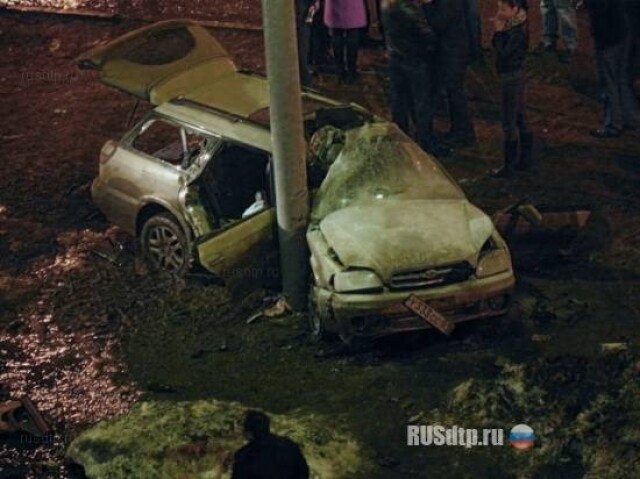 В Перми Субару врезался в опору рекламного щита 