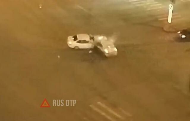 «Лада Гранта» и Datsun столкнулись на перекрестке в Астрахани 