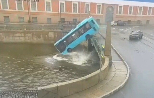 В Петербурге автобус с пассажирами пробил ограждение моста и упал в реку Мойку 