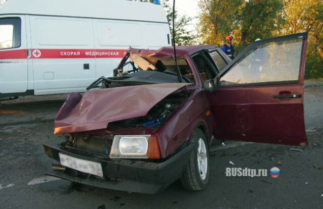 На Обводной дороге в Самаре автомобиль врезался в столб. 1 человек погиб 