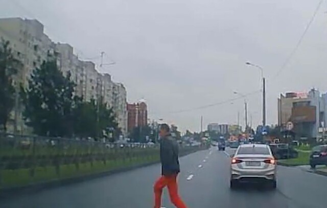 В Петербурге женщина на «Шевроле» сбила выбежавшего на дорогу мужчину