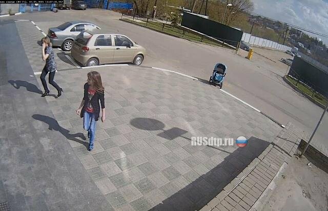 В Нижнем Новгороде девушка оставила коляску с ребенком прямо на дороге