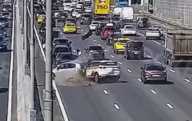 Видео момента столкновения на МКАД, в котором пострадали пять человек, появилось в сети