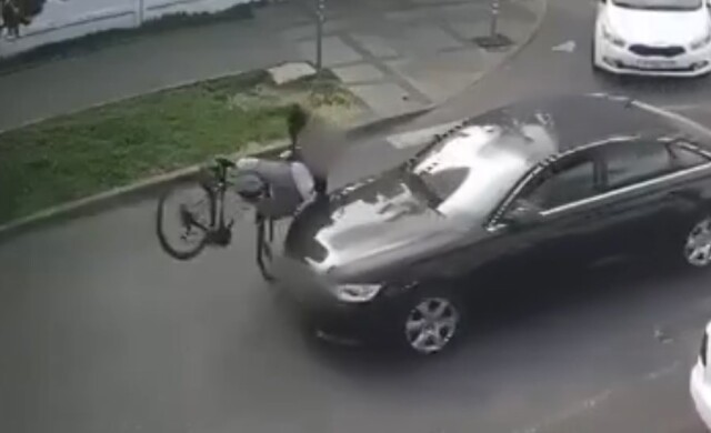 В Краснодаре велосипедист хотел пересечь проезжую часть и оказался на капоте машины 