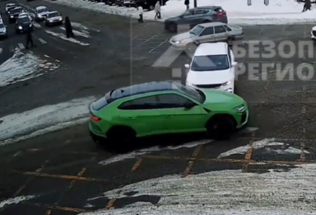 Камера запечатлела момент ДТП с участием Lamborghini в Ярославле