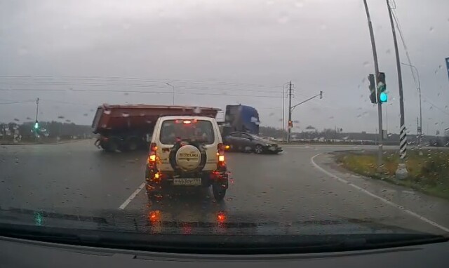 В Подольске водитель легковушки проехал на красный и столкнулся с грузовиком