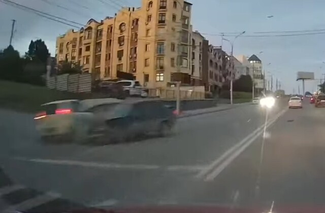 «Поворачивал через двойную сплошную»: два автомобиля столкнулись возле Октябрьского моста в Новосибирске 