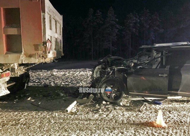 Водитель «Тойоты» столкнулся со стоящим самосвалом и погиб 