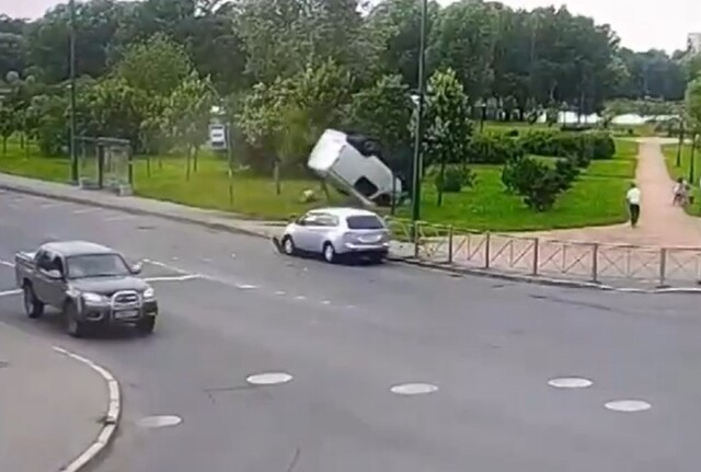 В Петербурге в результате ДТП микроавтобус вылетел с дороги и сбил пешехода 