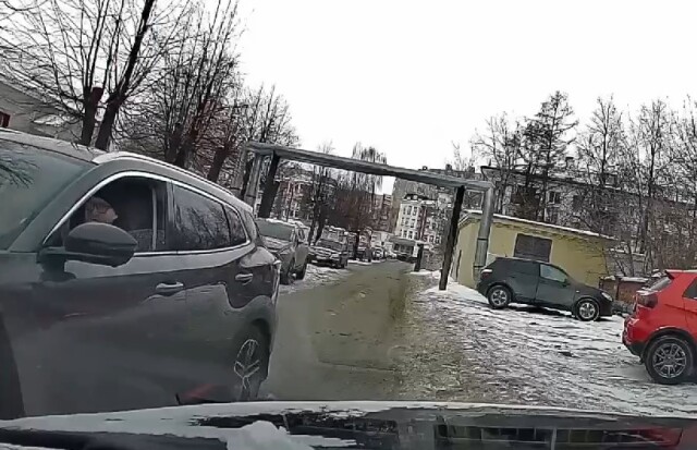 «Про реверсивное движение слышали?»: когда купил китайский «джип», а тебе никто не уступает