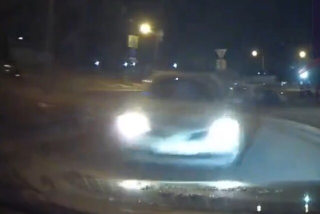 В Красноярске водитель легковушки при повороте врезался в две машины и скрылся