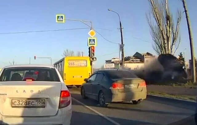 В Мариуполе автомобиль вылетел с дороги и врезался в столб