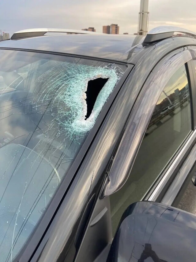 Металлическая пластина разбила голову девушке на Академическому мосту в Иркутске 