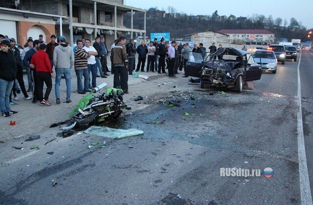 В поселке Джубга гонщик убил женщину и сам убился 