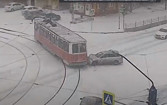 Трамвай и легковой автомобиль столкнулись на заснеженном перекрестке в Бийске