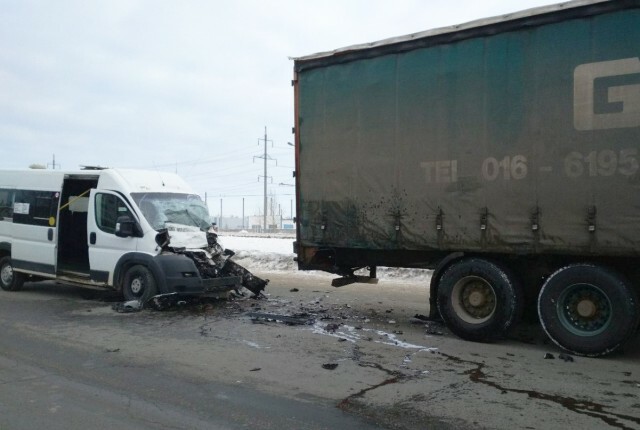 5 человек пострадали в ДТП с участием маршрутки и грузовика в Чебоксарах 