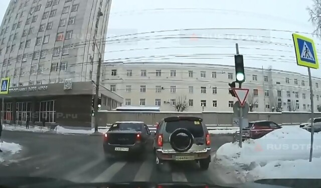 Два странных водителя едва разъехались на перекрестке в Кирове