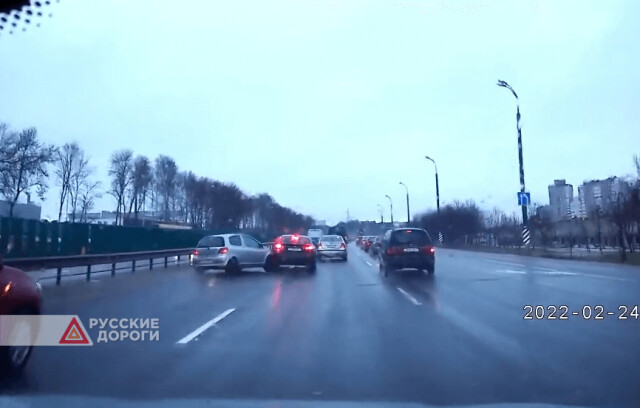 Два автомобиля столкнулись на МКАД в Минске