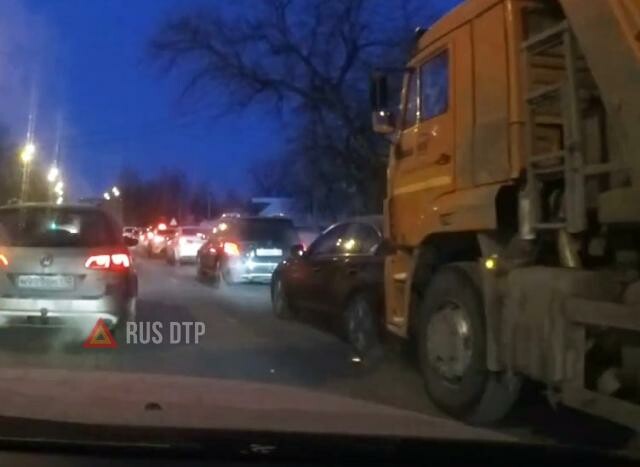 КАМАЗ столкнулся с Infiniti на Щелковском шоссе