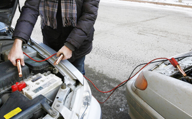 Как правильно «прикурить» автомобиль, если аккумулятор разрядился 