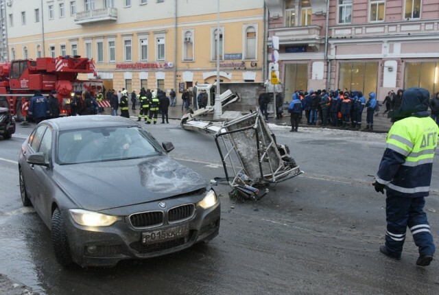 В центре Москвы автокран упал на проезжую часть 