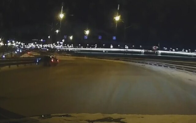 «Нажал на тормоз и ушел в крутое пике»: автомобиль врезался в ограждение в Петербурге