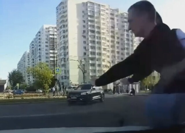 «Ущерб на несколько сотен тысяч рублей»: два подростка на электросамокате повредили машину, двигаясь по встречной полосе 