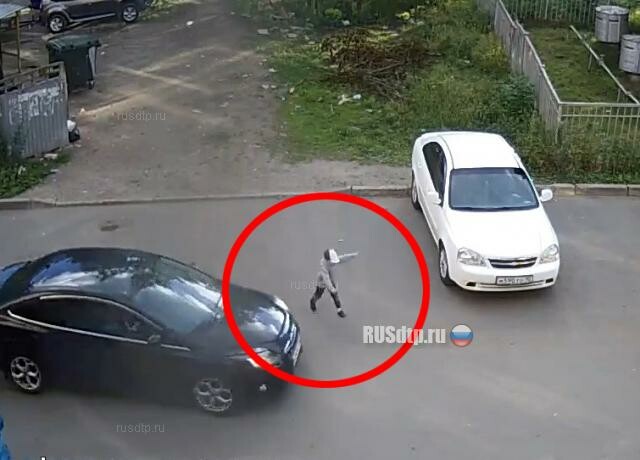 В Петрозаводске автомобиль сбил ребенка во дворе. ВИДЕО