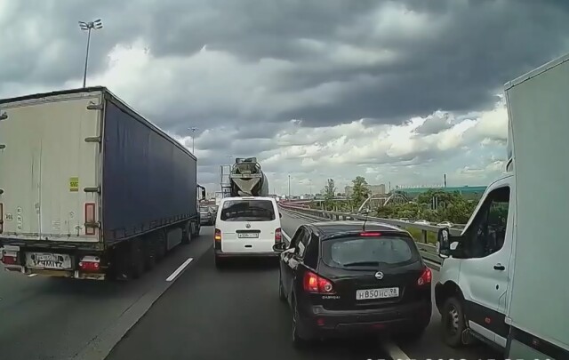 В Петербурге водитель легкового автомобиля перекрыл дорогу обочечникам