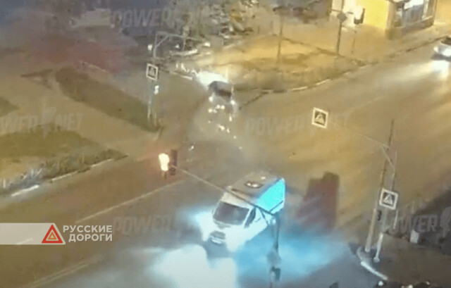 Момент аварии возле магазина «Заря» в Волжском
