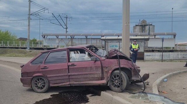 «Лада» врезалась в столб в Красноярске: погиб пассажир 