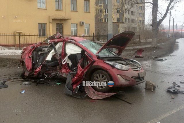 В Омске «Hyundai» с пьяным водителем разорвало о столб 